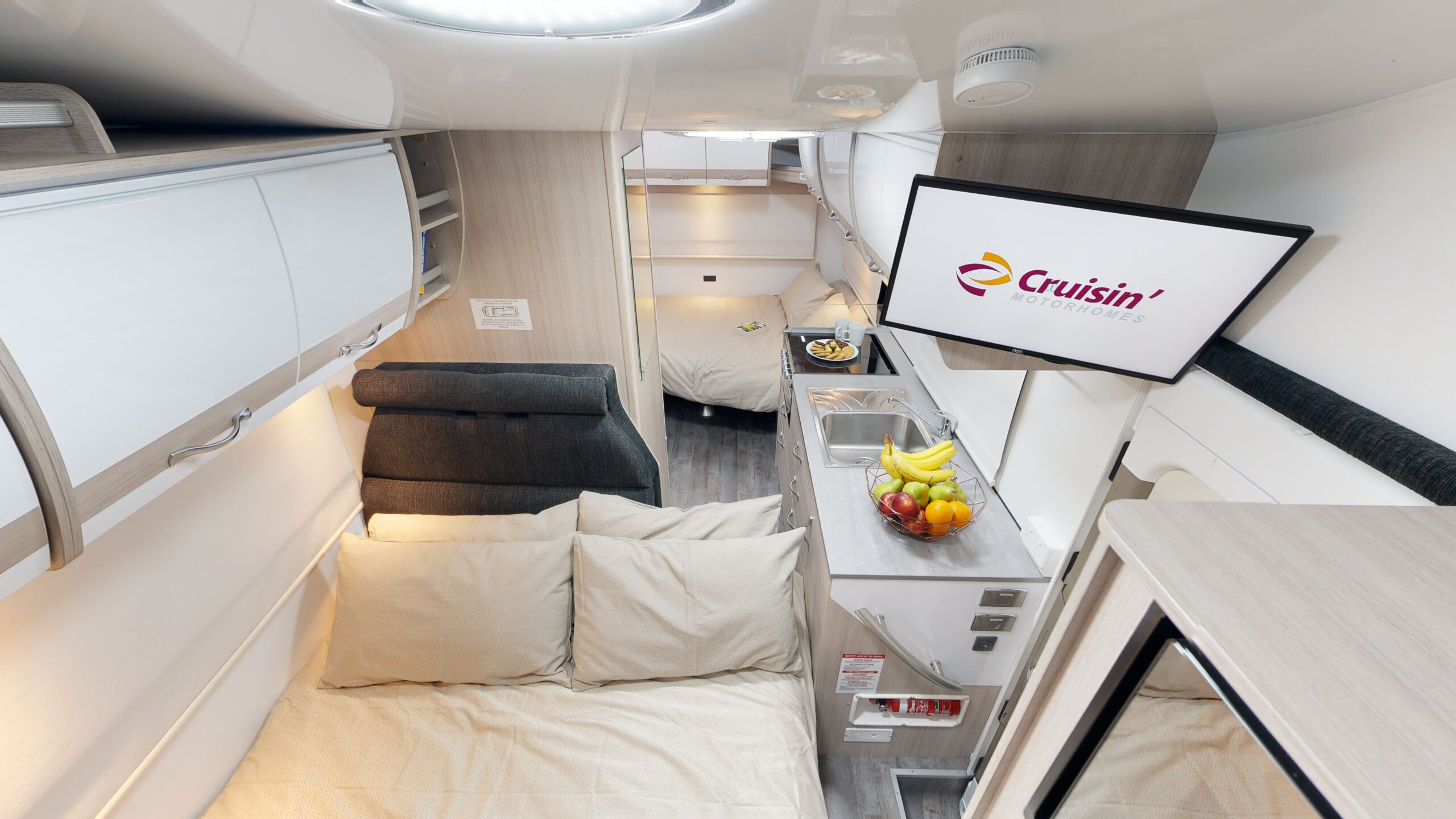 Cruisin 6 Berth Deluxe bedden opgemaakt | Campers Down Under