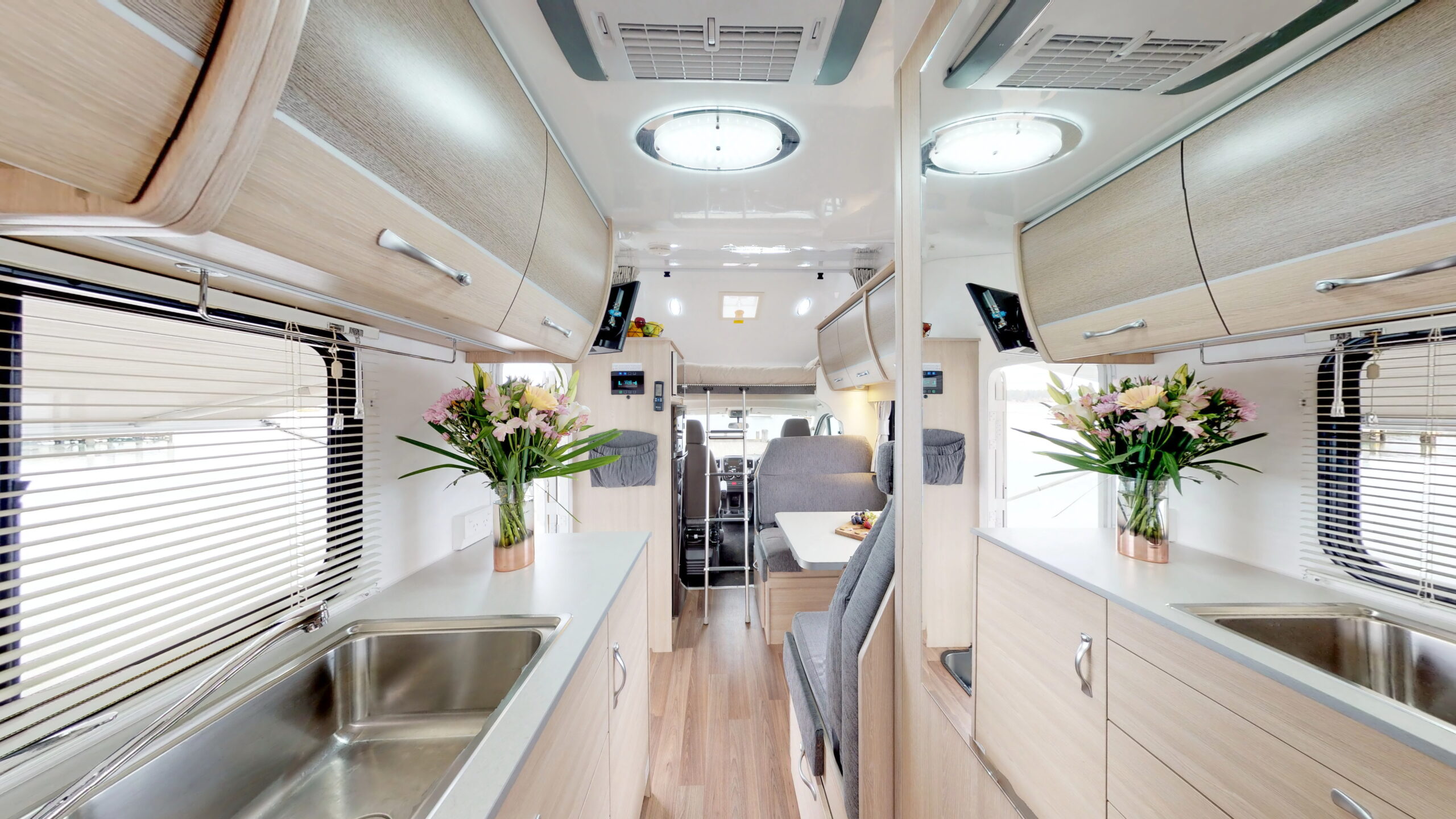 Cruisin 6 Berth Discovery interieur keuken | Campers Down Under