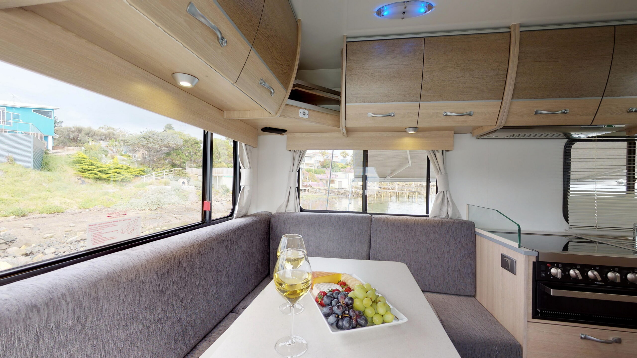 Cruisin 6 Berth Discovery zithoek achter | Campers Down Under