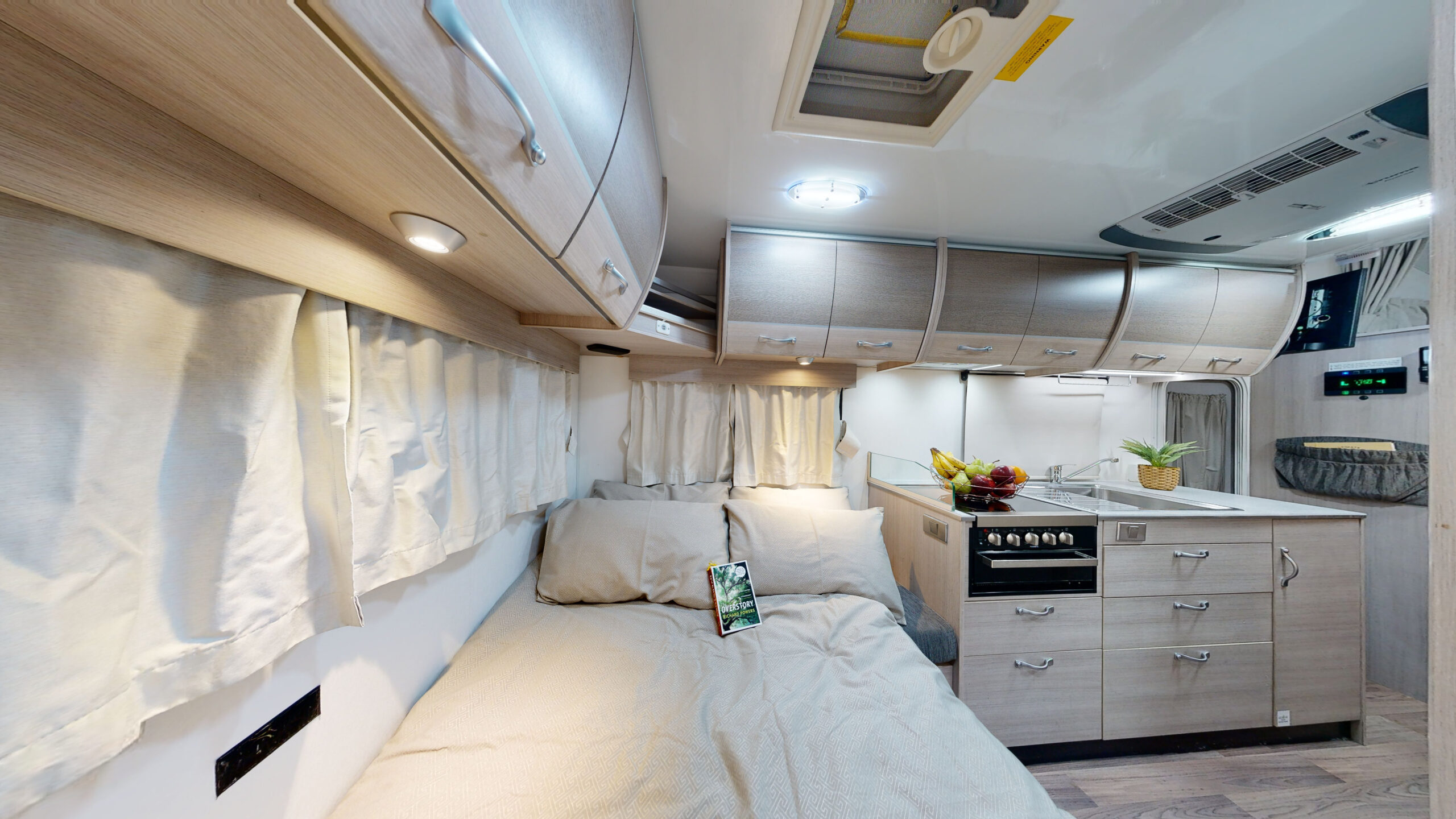 Cruisin Seeker bed en keuken | Campers Down Under