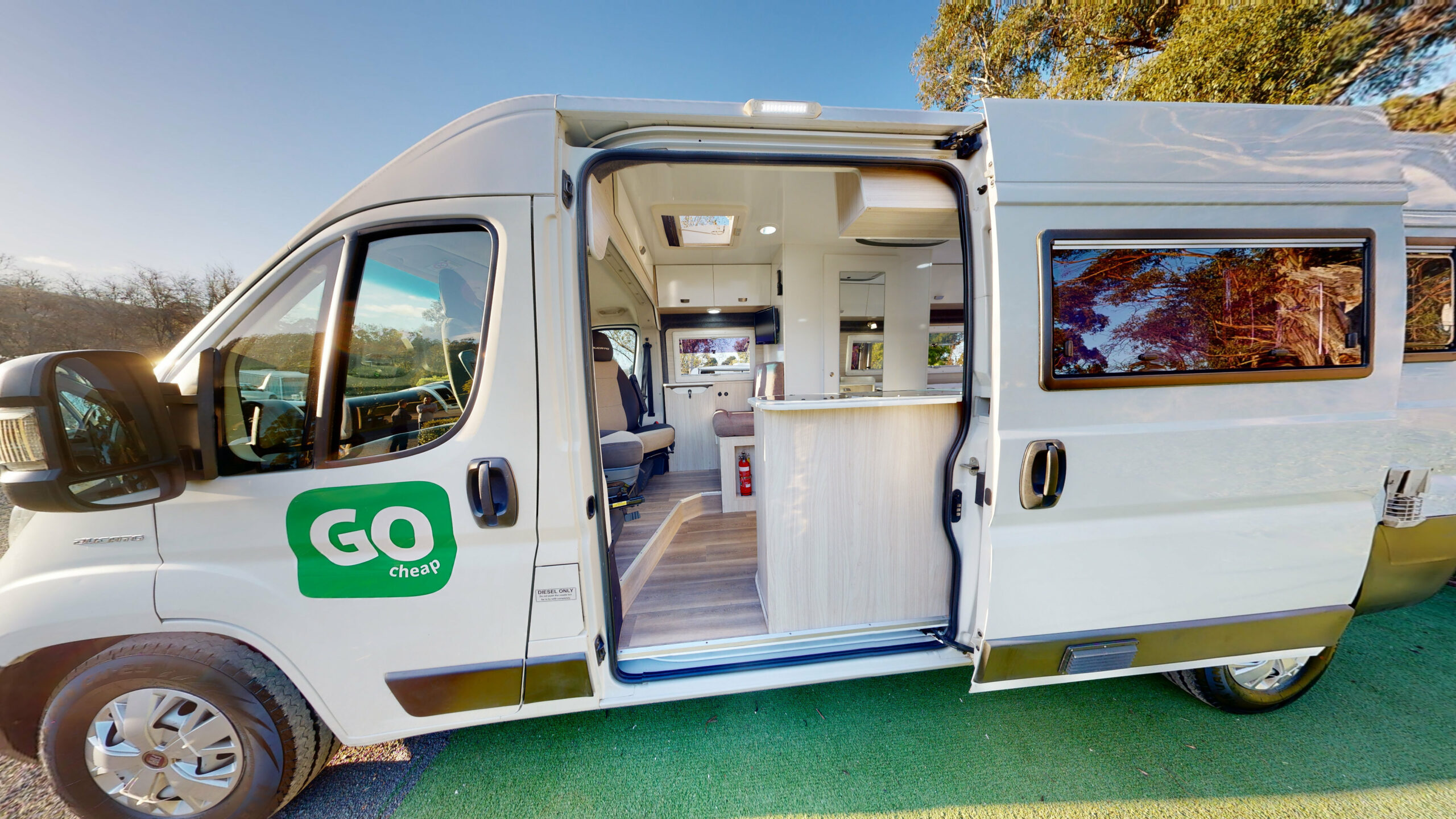 Go Cheap Tamar zijdeur open | Campers Down Under