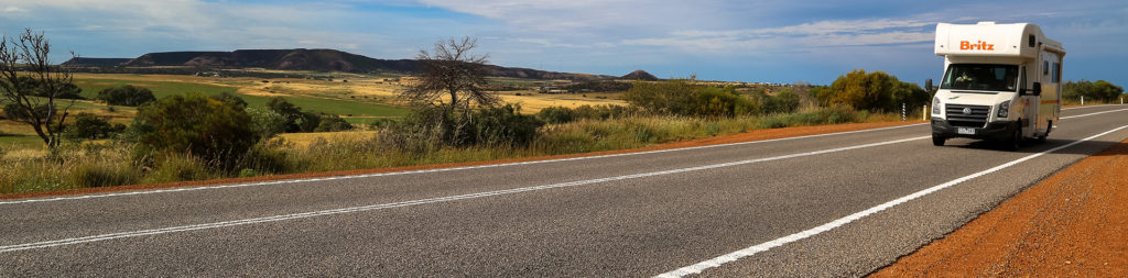 Men rijdt links, kangoeroes springen zo de weg op en tijdens de 'Wet' veranderen droge beekjes in kolkende rivieren. Rijden in Australië is net even anders....