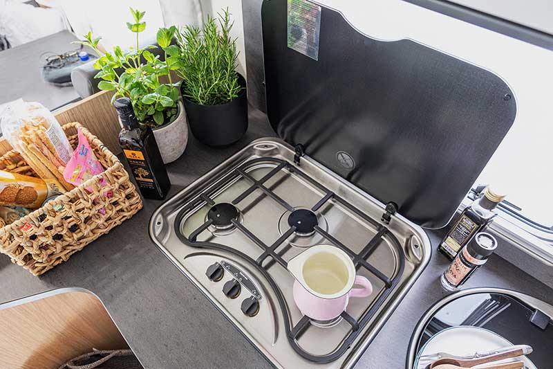 McRent Family Plus keuken | Campers Down Under