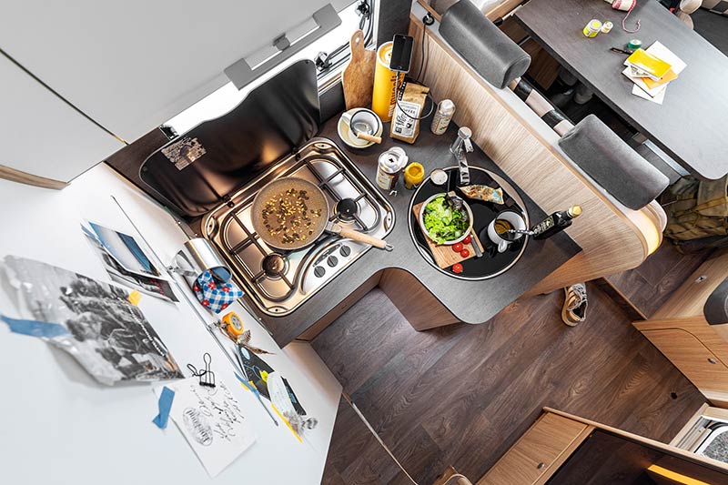 McRent Family Standard keuken bovenaanzicht | Campers Down Under