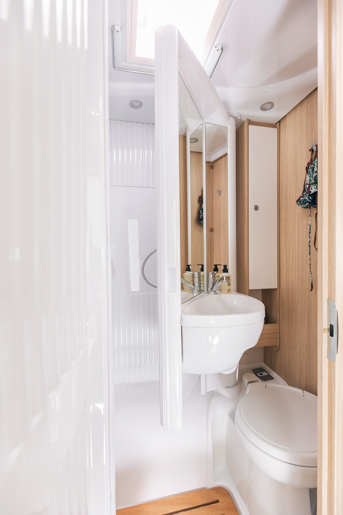 McRent Family Plus spiegel en badkamer | Campers Down Under