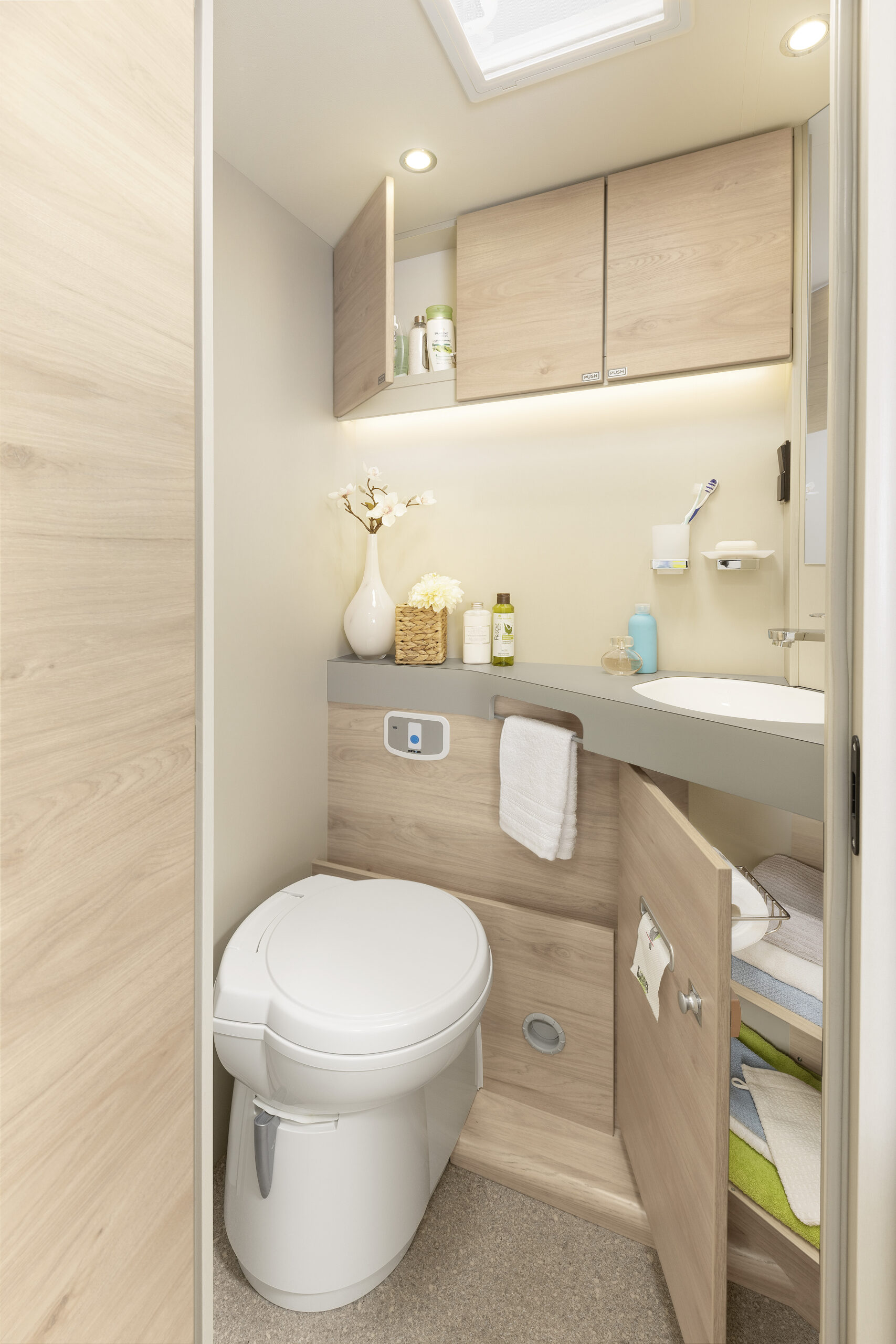 mc rent comfort plus camper nieuw zeeland interieur badkamer toilet