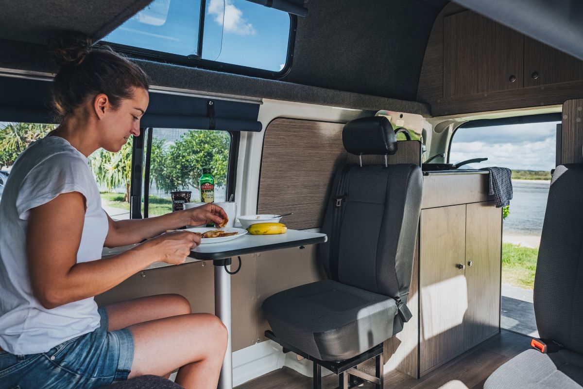Go Cheap 4 Berth Hitop eten aan tafel | Campers Down Under
