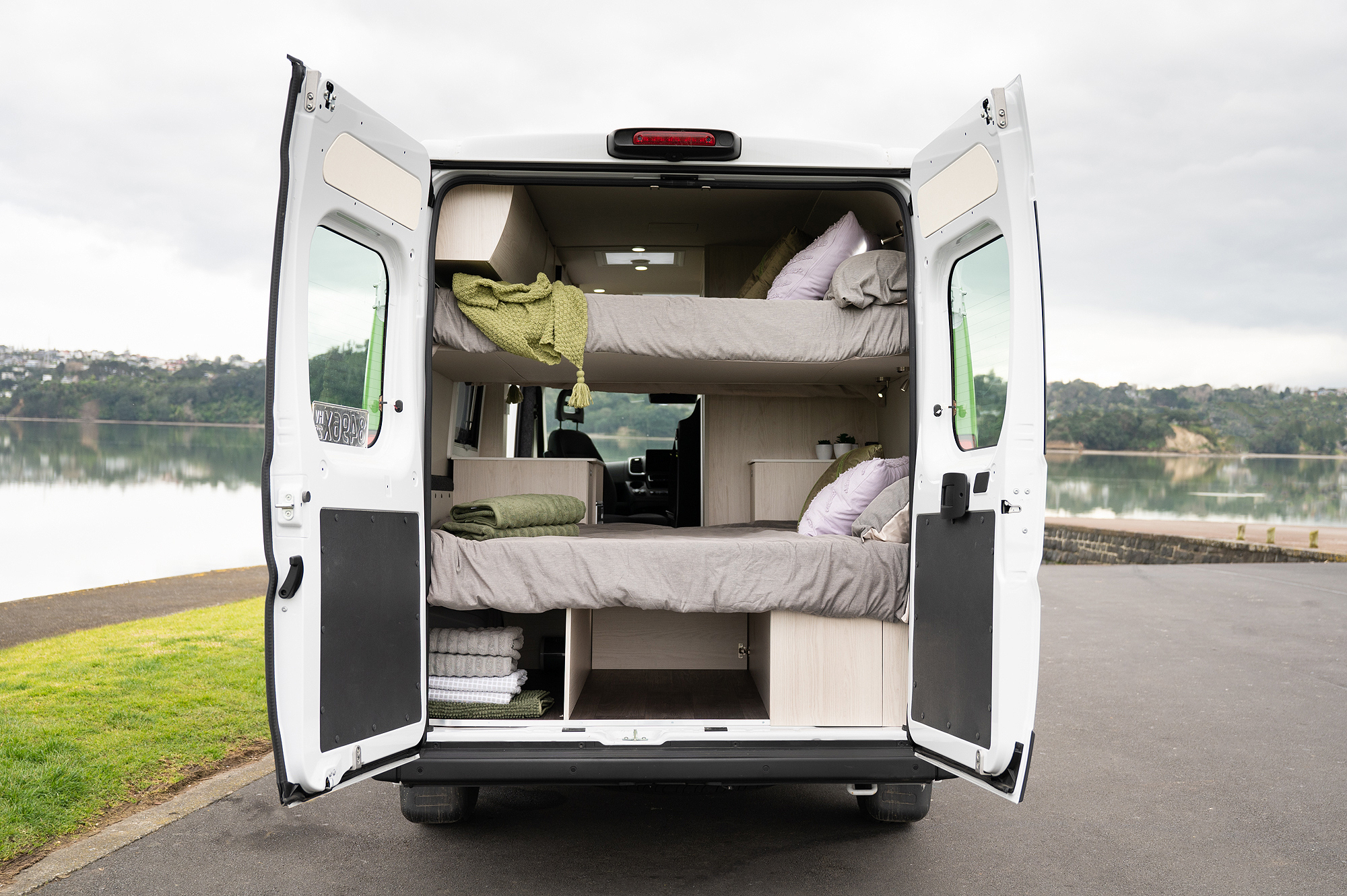 Jucy Cruiser camper achterdeur open | Campers Down Under