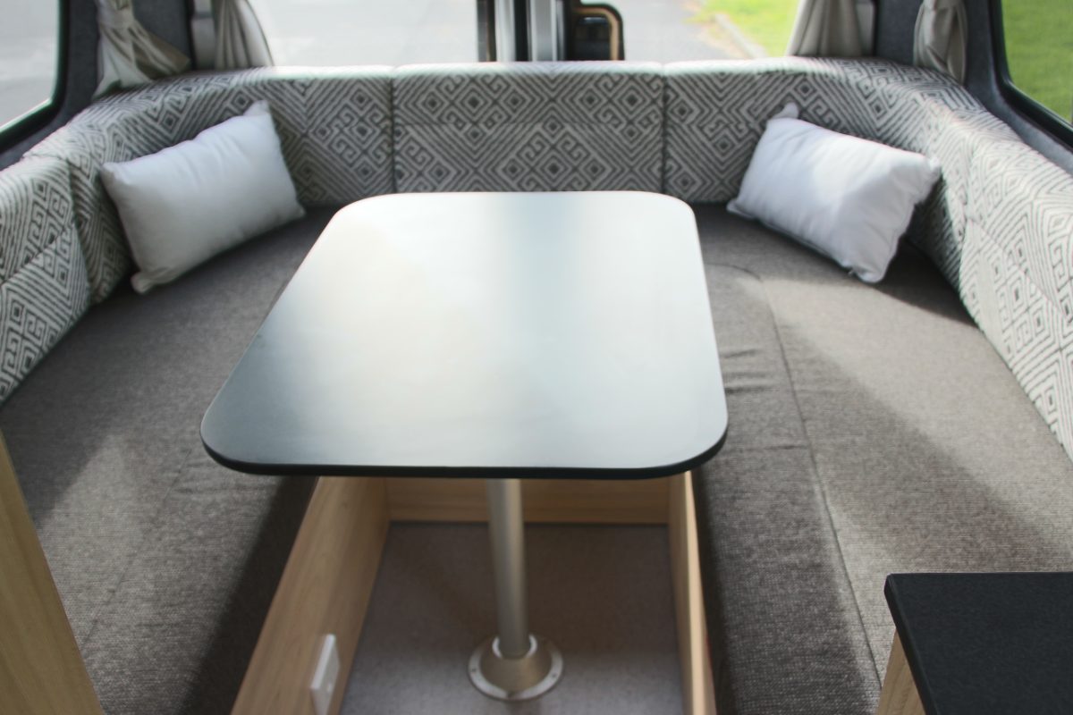 Wendekreisen Budget 2 Premium zithoek | Campers Down Under