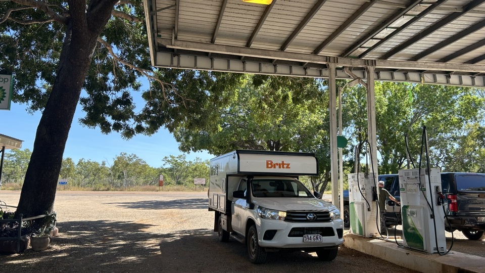 4WD camper - afgelegen tankstation