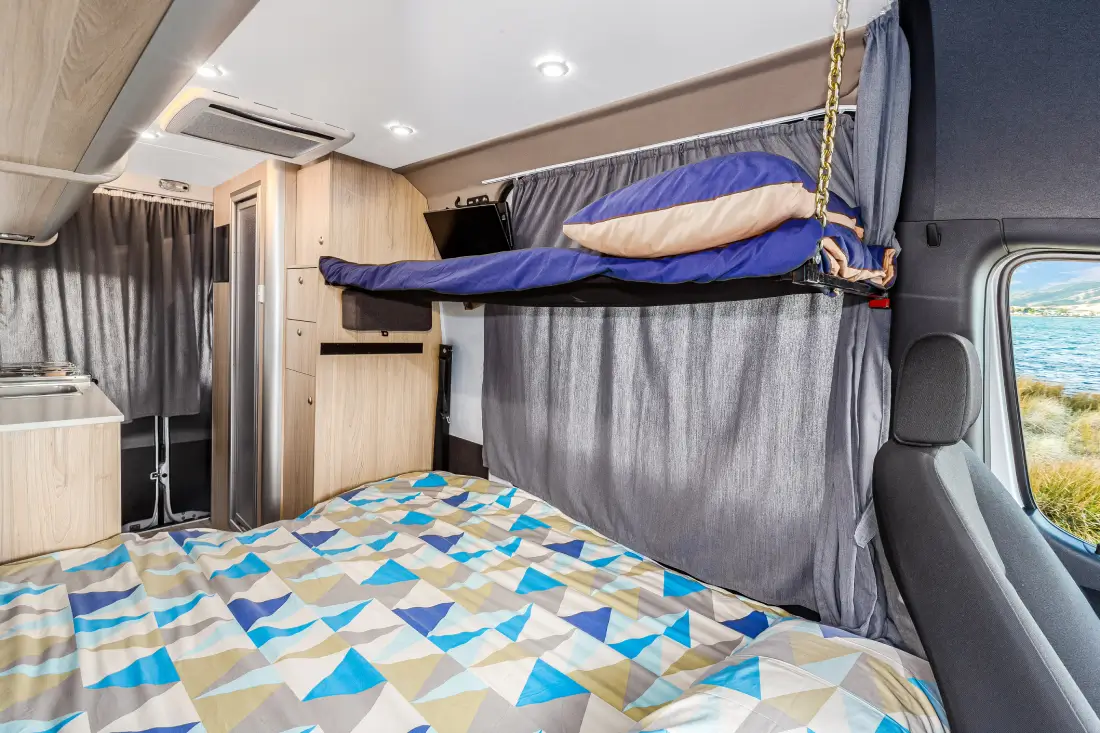 Pacific Horizon 2+1 bed voor kind opgemaakt | Campers Down Under
