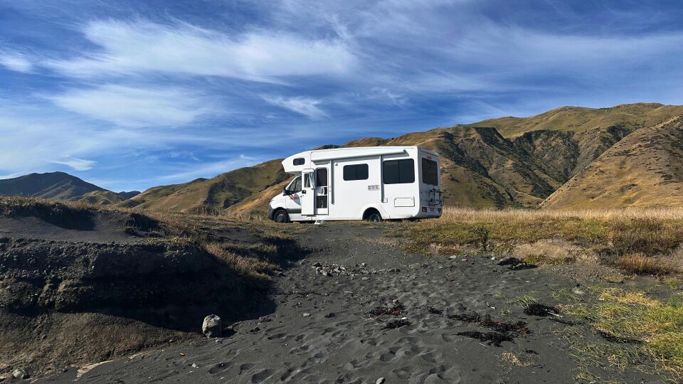 Apollo camper kamperen-bij-Cape-Palliser-Road | Campers Down Under