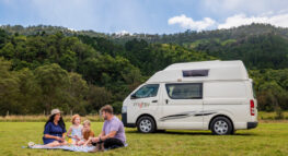 Mighty DeLITE - zijkant - in omgeving | Campers Down Under