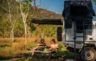 Apollo 4WD Overland Camper buiten zitten Australie | Campers Down Under