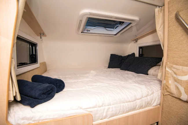 Leisure Rent 4 Berth motorhome bed in alkoof | Campers Down Under