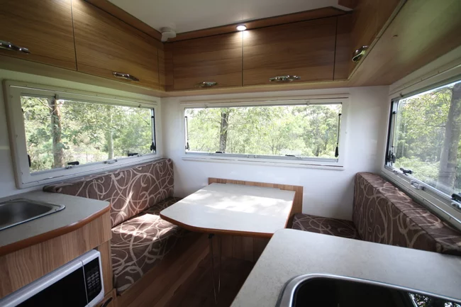 Leisure Rent 4 Berth motorhome zithoek | Campers Down Under