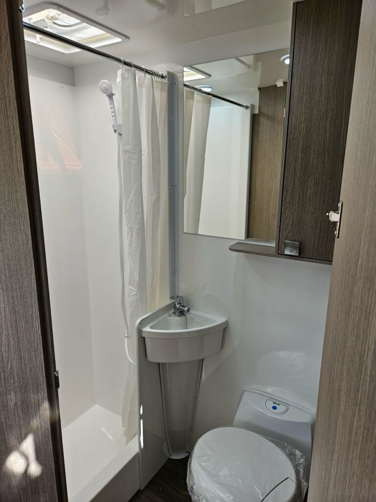 Leisure Rent 6 berth motorhome badkamer | Campers Down Under