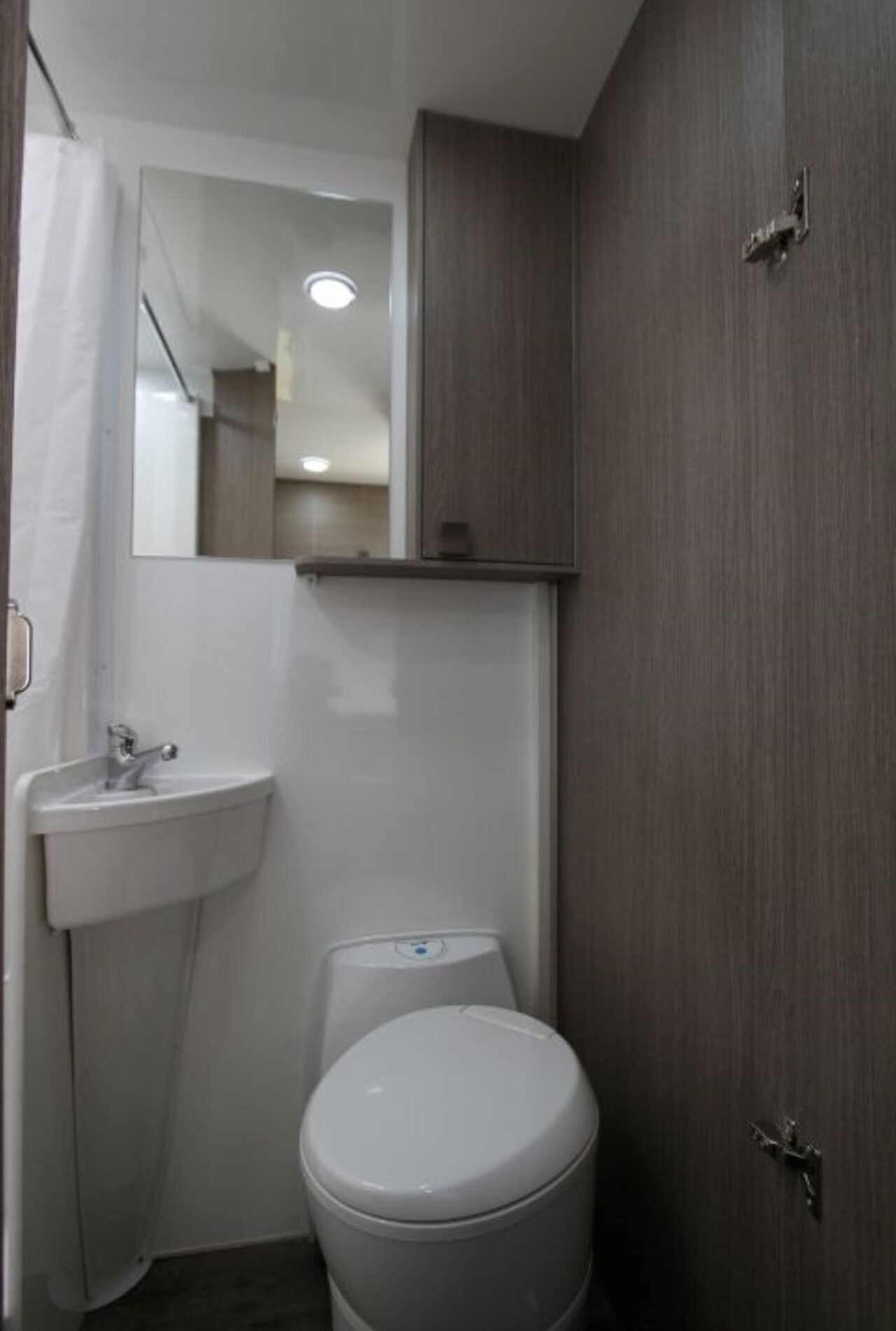 Leisure rent 6 Deluxe Motorhome badkamer wc | Campers Down Under