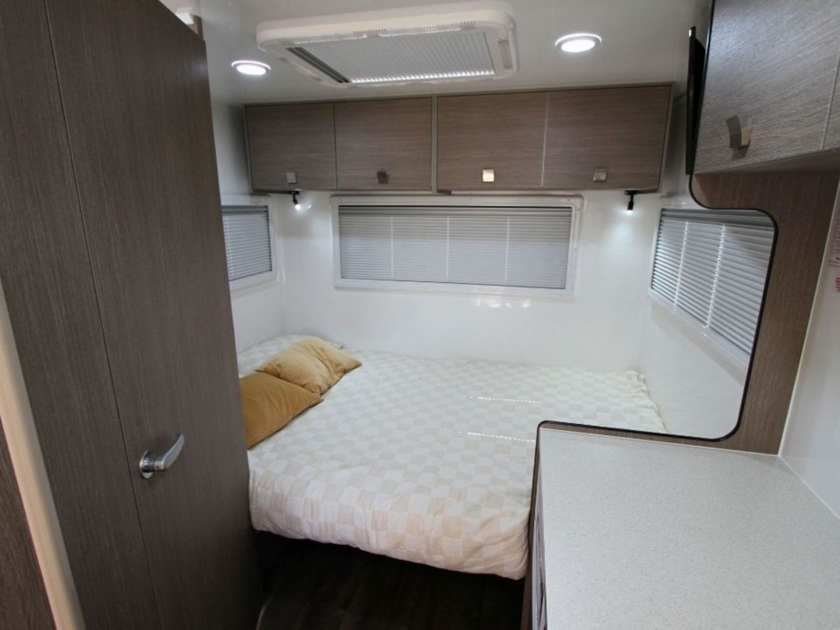 Leisure rent 6 Deluxe Motorhome bed achter | Campers Down Under