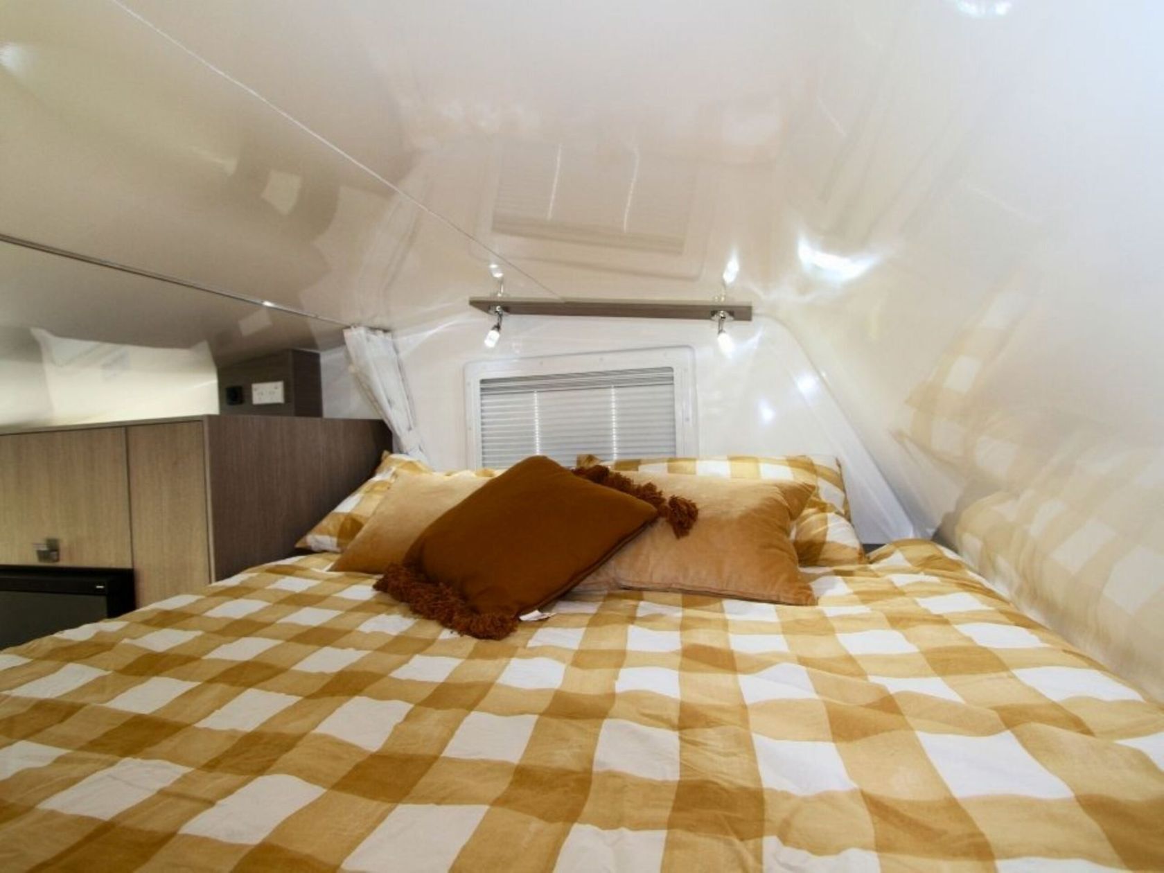 Leisure rent 6 Deluxe Motorhome bed in alkoof | Cameprs Down Under
