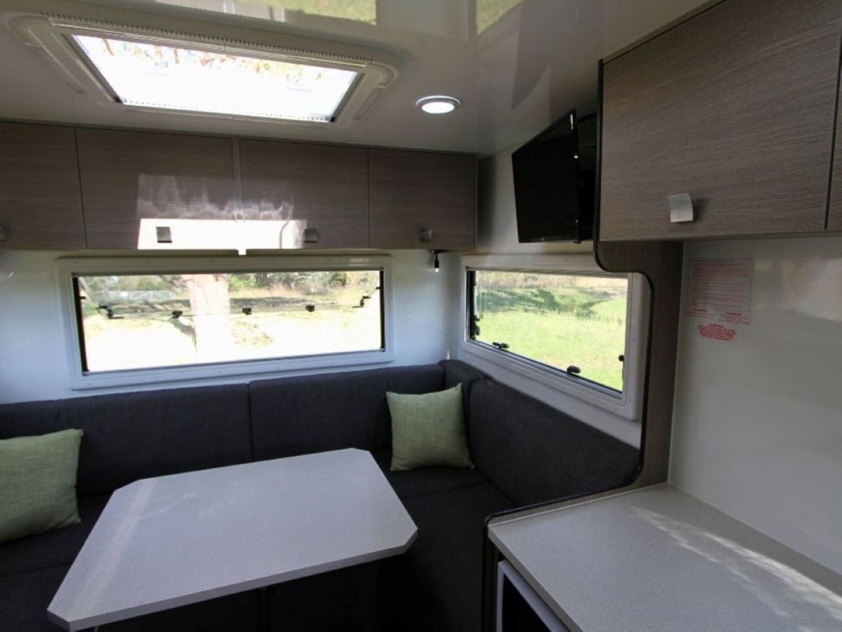 Leisure rent 6 Deluxe Motorhome zithoek achter | Campers Down Under