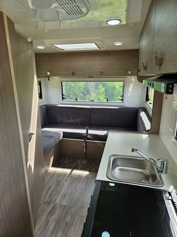 Leisure rent 6 berth Motorhome interieur | Campers Down Under
