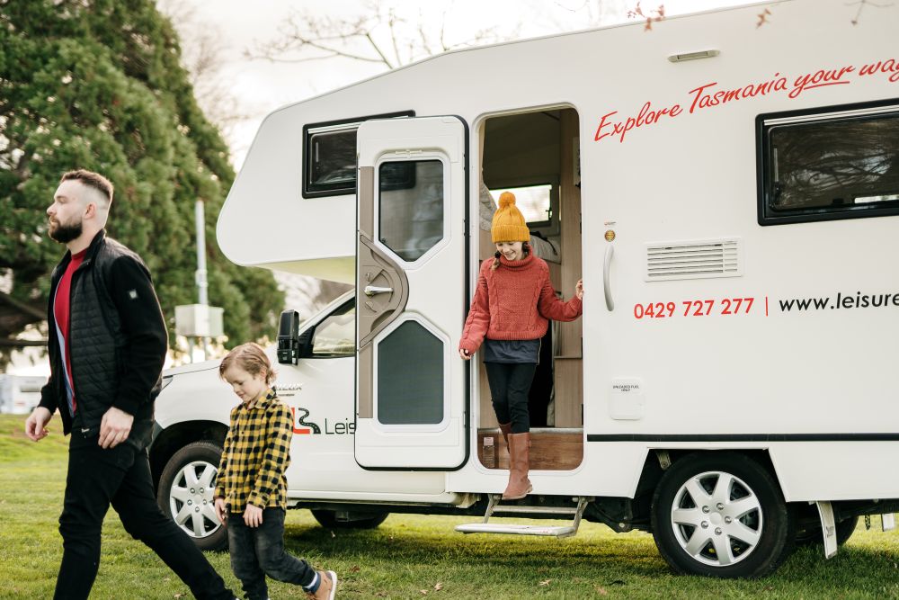 LeisureRent - Motorhome truck camper zijkant | Campers Down Under